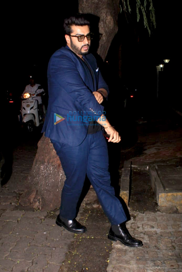 janhvi kapoor and arjun kapoor spotted at sonam kapoors house in juhu 2