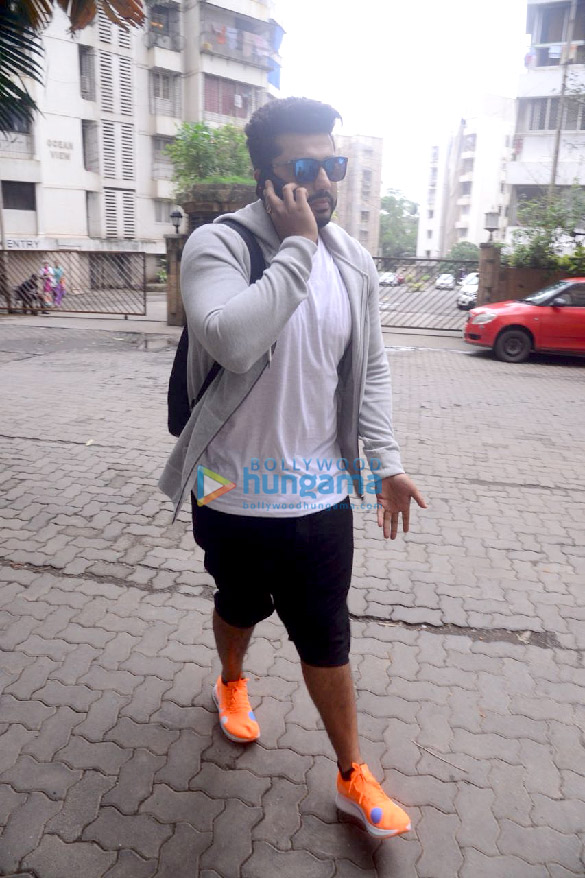 kareena kapoor khan malaika arora and others spotted at karan johars house 3