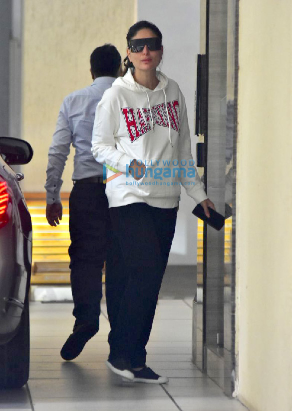 Kareena Kapoor Khan and Karisma Kapoor spotted at Babita’s house Kareena Kapoor Khan and Karisma Kapoor spotted at Babita’s house