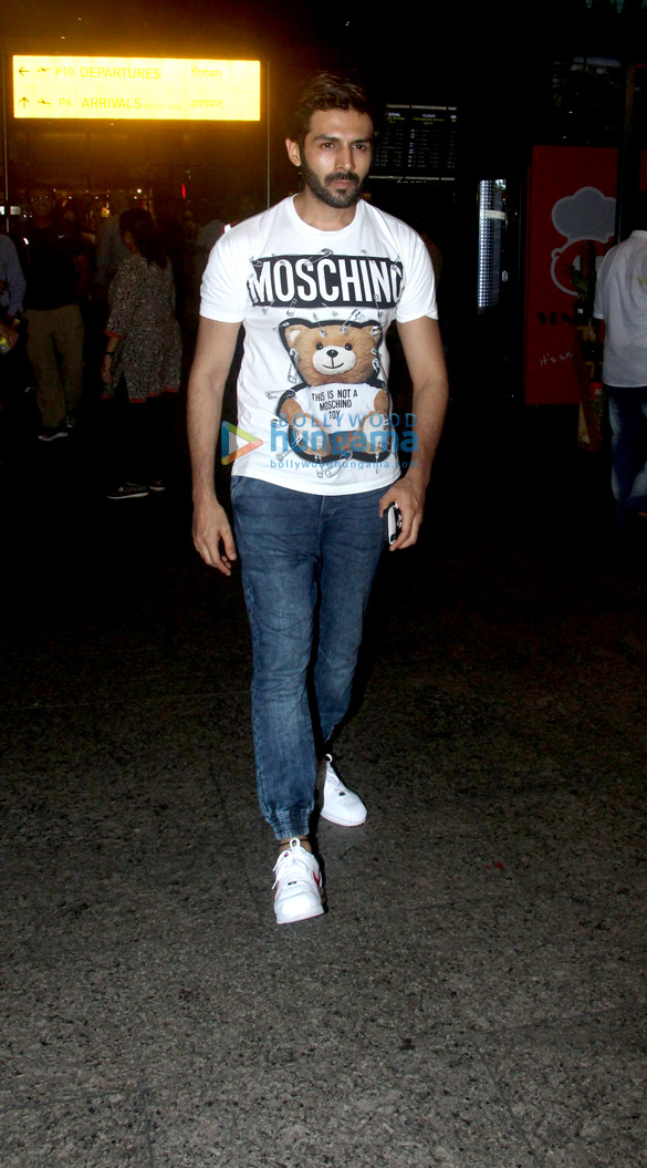 Kartik Aaryan, Diljit Dosanjh and others snapped at the airport Kartik Aaryan, Diljit Dosanjh and others snapped at the airport