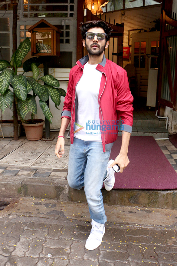 kartik aaryan snapped at the fable cafe in juhu 2