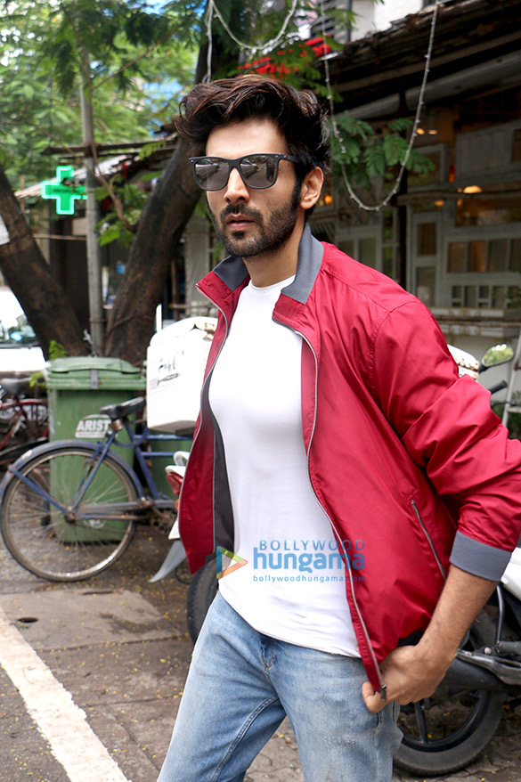 kartik aaryan snapped at the fable cafe in juhu 5