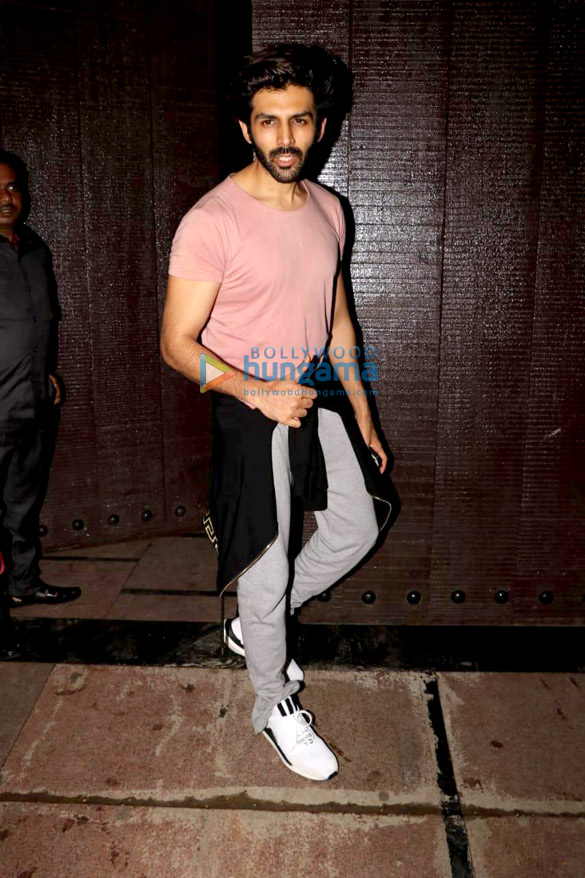 kartik aaryan snapped outside the gym in juhu 5
