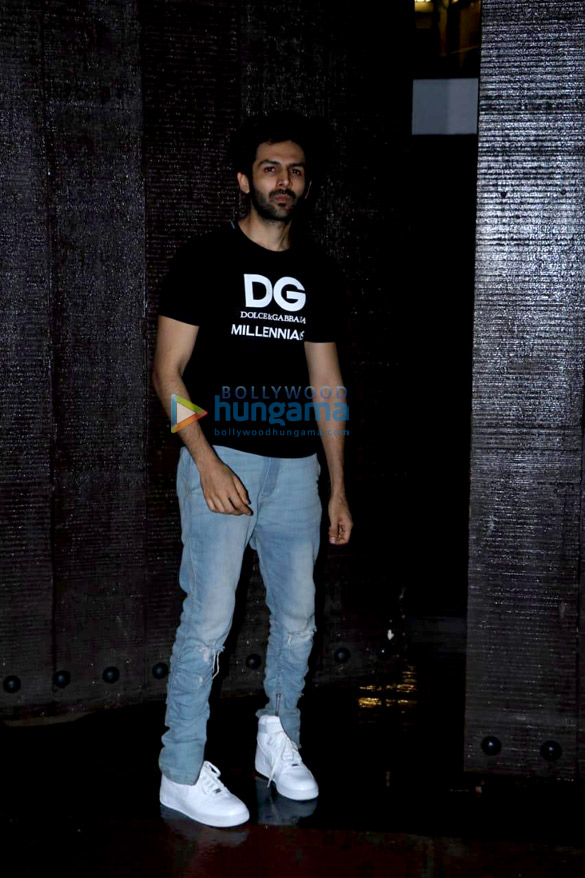 kartik aaryan spotted in juhu 2