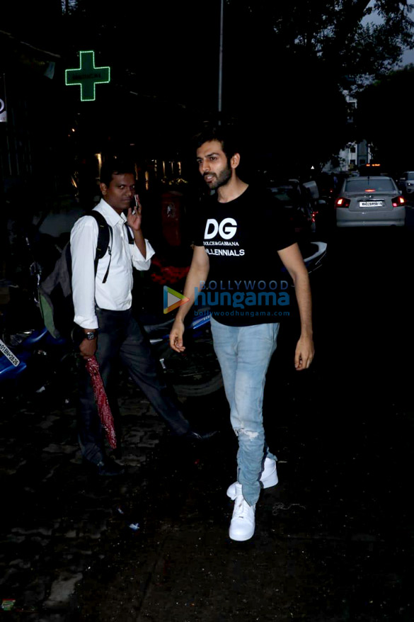 kartik aaryan spotted in juhu 3