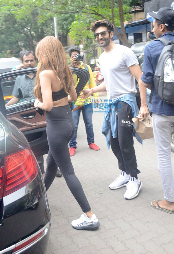 kartik aaryan spotted with girlfriend dimple sharma at bandra 1