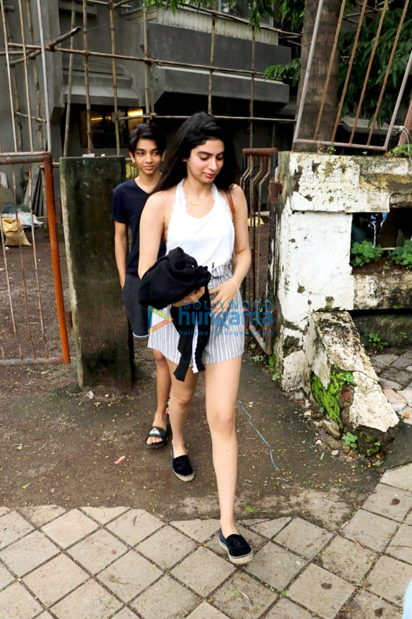 khushi kapoor and farah khan snapped at kromakay salon in juhu 3