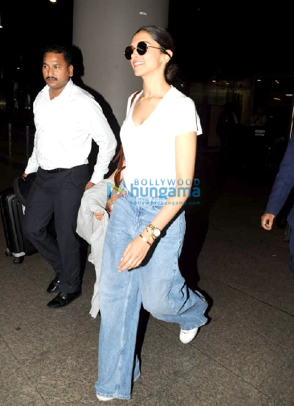 kriti sanon sophie choudry and others snapped at the airport 1 2
