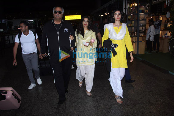 kriti sanon sophie choudry and others snapped at the airport7 1