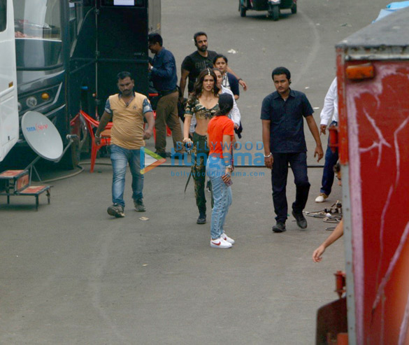 kriti sanon snapped at a shoot 2