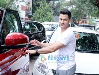 Kunal Khemu snapped at Kromakay salon in Juhu