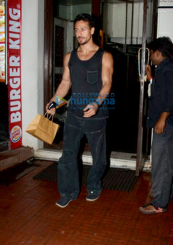malaika arora tiger shroff and disha patani spotted at bastian in bandra 2