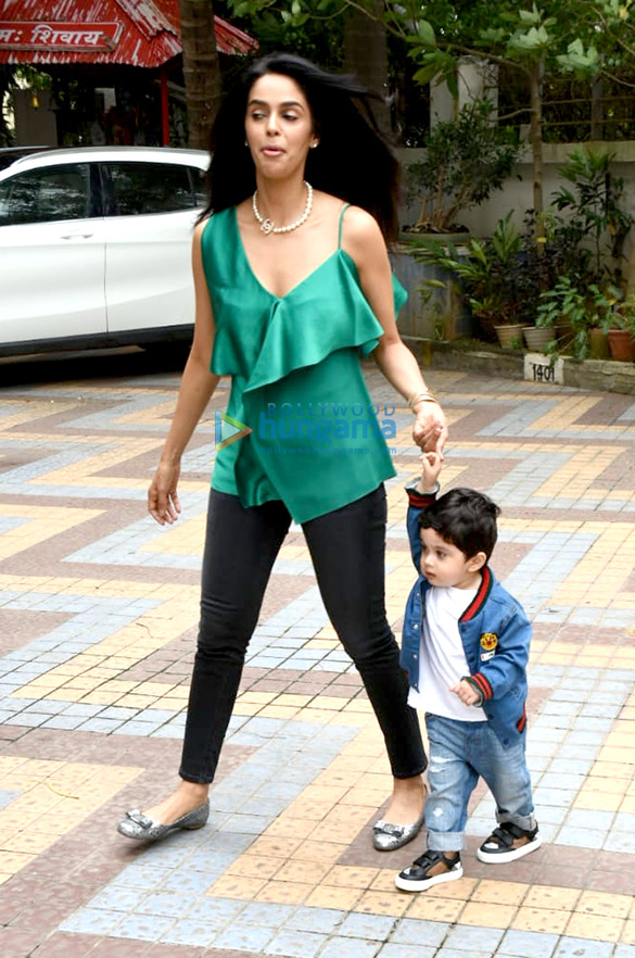 mallika sherawat snapped with her nephew rasher lambia in yari road 6
