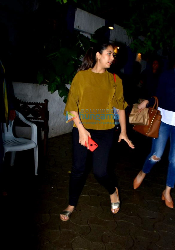 mira rajput snapped outside a cafe in bandra 3