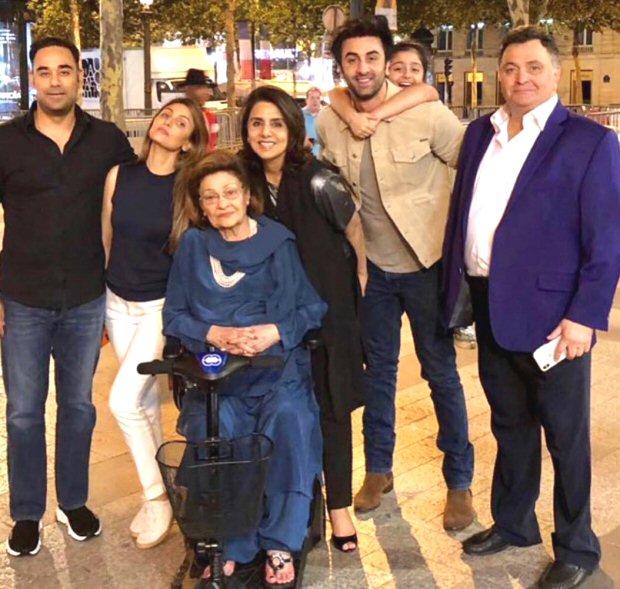 Neetu Kapoor celebrates her birthday with Ranbir Kapoor, Rishi Kapoor and entire family; Alia Bhatt sends a sweet message