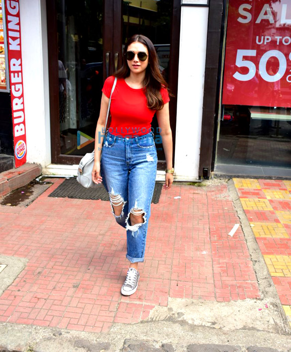 nimrat kaur and aditi rao hydari spotted after lunch in bandra 4