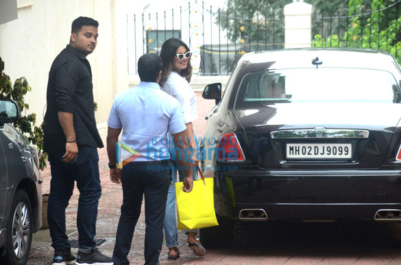 priyanka chopra snapped at farhan akhtars residence at pali hill bandra 3