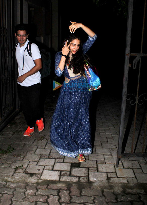 sara ali khan snapped after yoga class in bandra 1 2