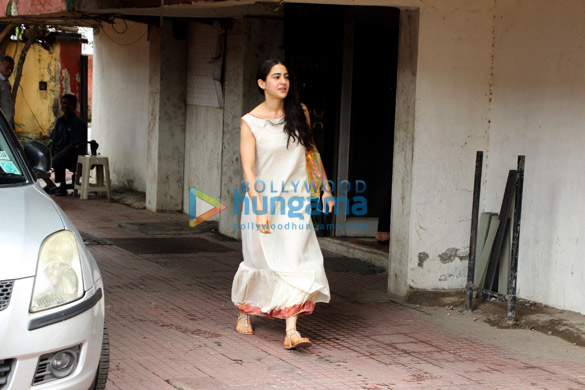 sara ali khan snapped in mumbai 4 5