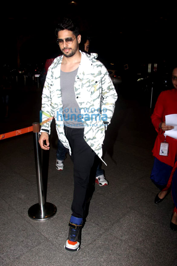 shah rukh khan pooja hegde shamita shetty and others snapped at the airport 16