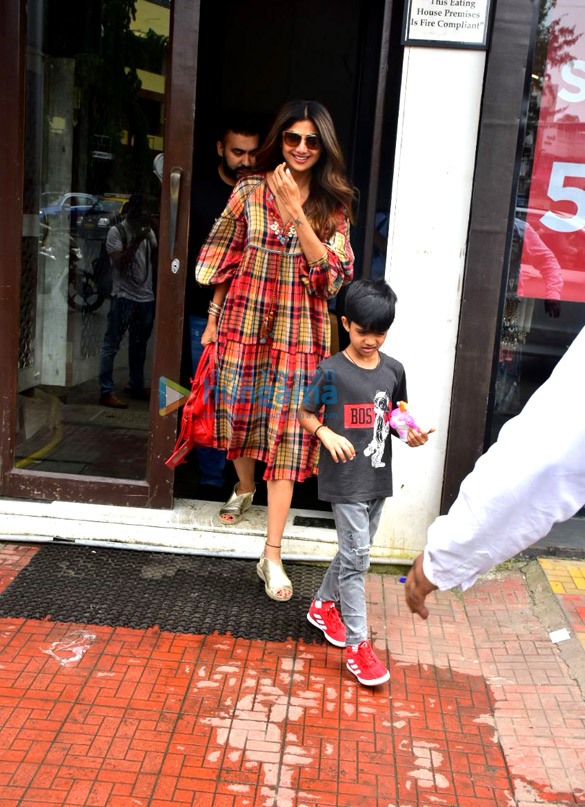 shilpa shetty and family spotted after lunch in bandra 3
