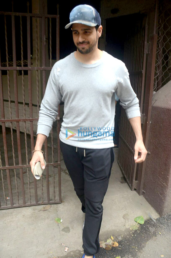 Sidharth Malhotra snapped at a recording studio in Bandra Sidharth Malhotra snapped at a recording studio in Bandra