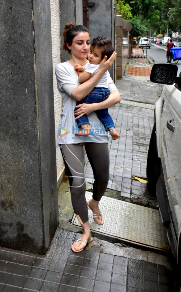 soha ali khan snapped with daughter inaaya naumi kemmu in bandra 4