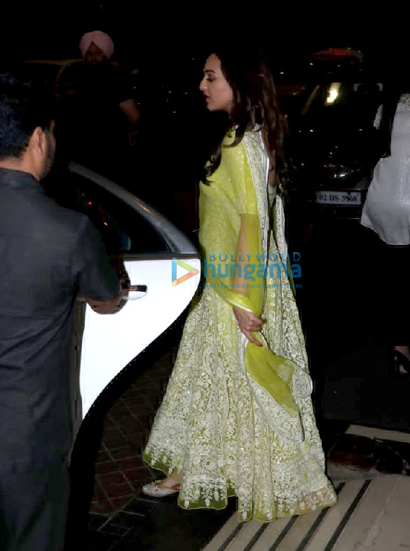 sonakshi sinha spotted with her mom in juhu 1
