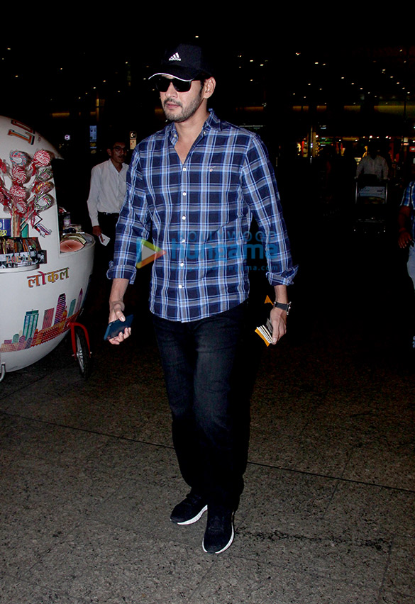sonam kapoor ahuja tiger shroff and others snapped at the airport last night3 1