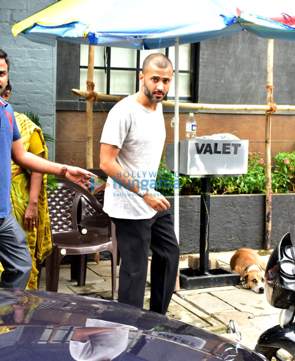sonam kapoor ahuja and anand ahuja spotted at their new shop in bandra 5