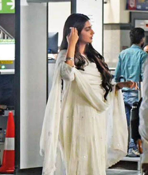 Sonam Kapoor and Rajkummar Rao shoot at Gurgaon metro station for Ek Ladki Ko Dekha Toh Aisa Laga