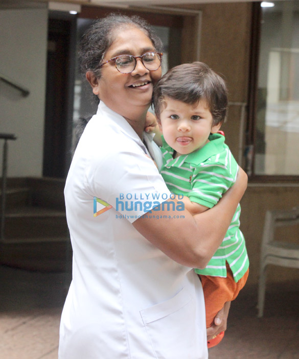 taimur ali khan snapped at playschool 6