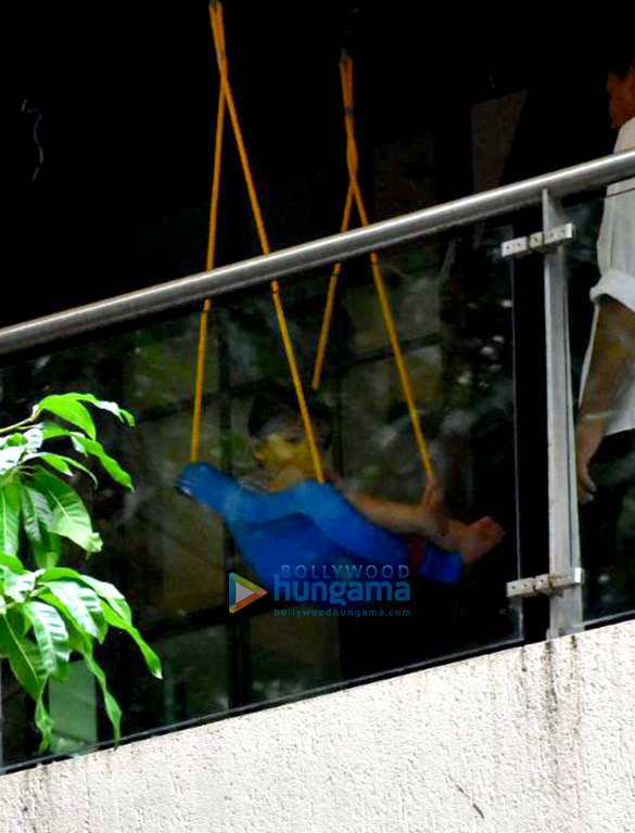 taimur ali khan spotted enjoying on his swing 1