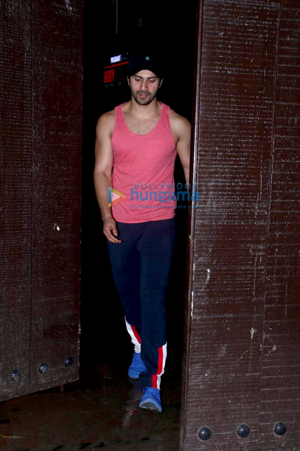 varun dhawan snapped at gym 4