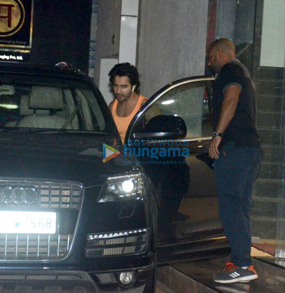 varun dhawan snapped outside the gym in bandra 1