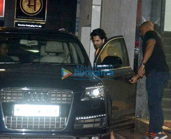 varun dhawan snapped outside the gym in bandra 2