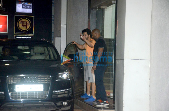varun dhawan snapped outside the gym in bandra 3