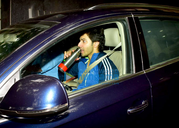 varun dhawan spotted outside his gym 1 2