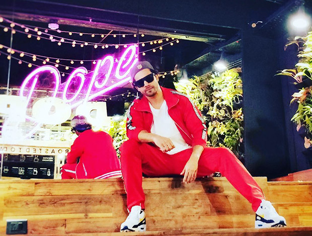 WATCH: Varun Dhawan shows off his IMPRESSIVE Hip-Hop moves in Vivid Shuffle Anthem video WATCH: Varun Dhawan shows off his IMPRESSIVE Hip-Hop moves in Vivid Shuffle Anthem video