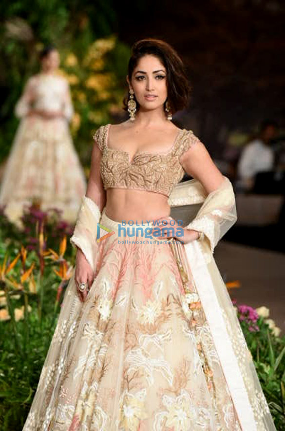 yami gautam walk for reynu tandon at india couture week 2018 day 4 2