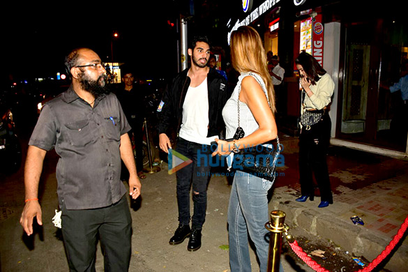 ahaan shetty snapped with friends in bandra 4