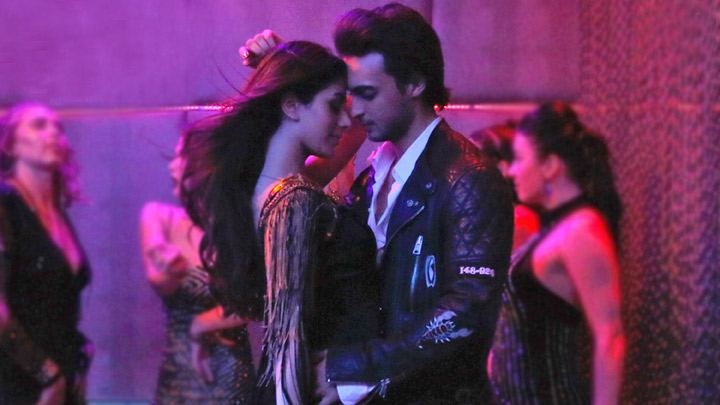 Akh Lad Jaave (Loveratri)