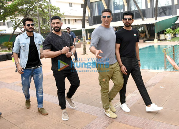 akshay kumar amit sadh and others snapped promoting gold 3