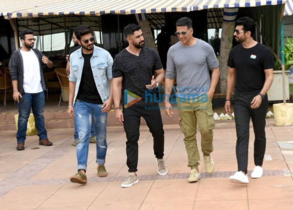 akshay kumar amit sadh and others snapped promoting gold 6