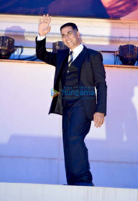 akshay kumar and mouni roy grace the special screening of gold at pvr plaza cp new delhi 2