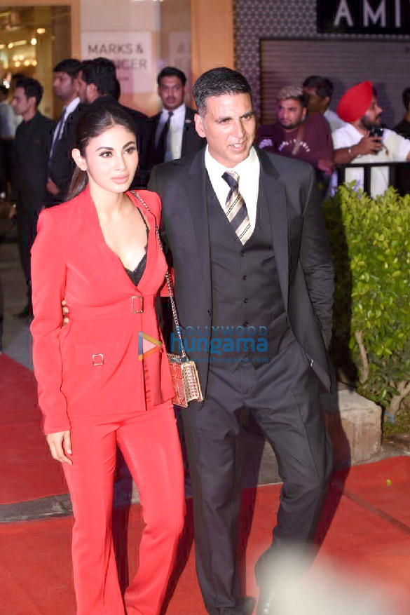 akshay kumar and mouni roy grace the special screening of gold at pvr plaza cp new delhi 5