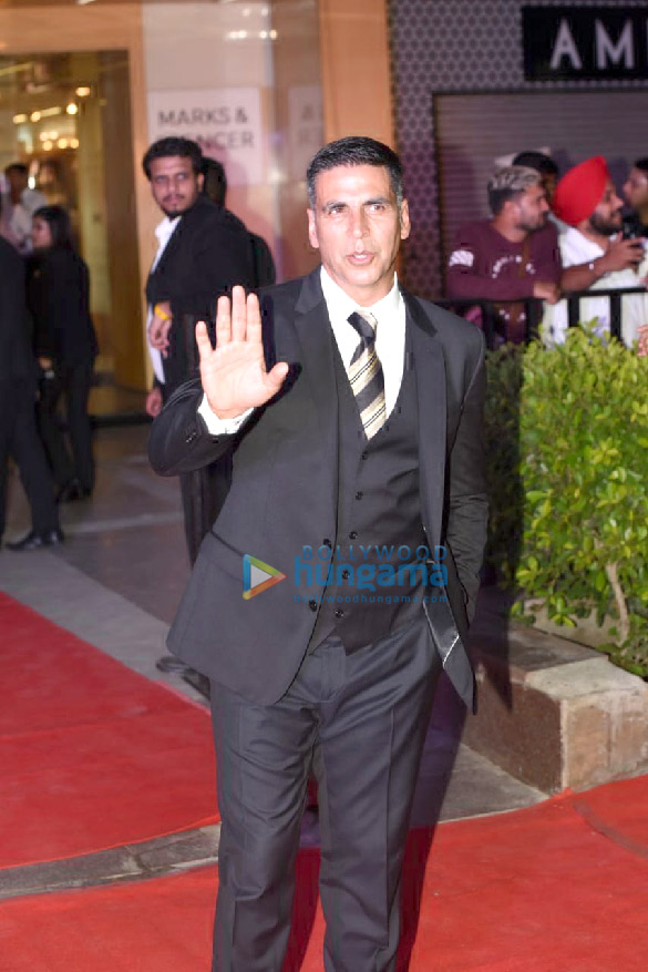 akshay kumar and mouni roy grace the special screening of gold at pvr plaza cp new delhi 6