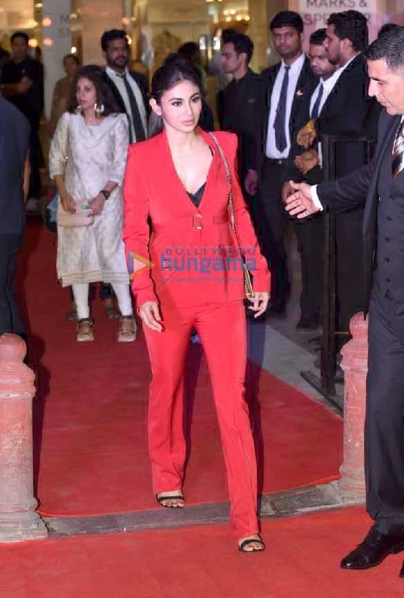 akshay kumar and mouni roy grace the special screening of gold at pvr plaza cp new delhi 8