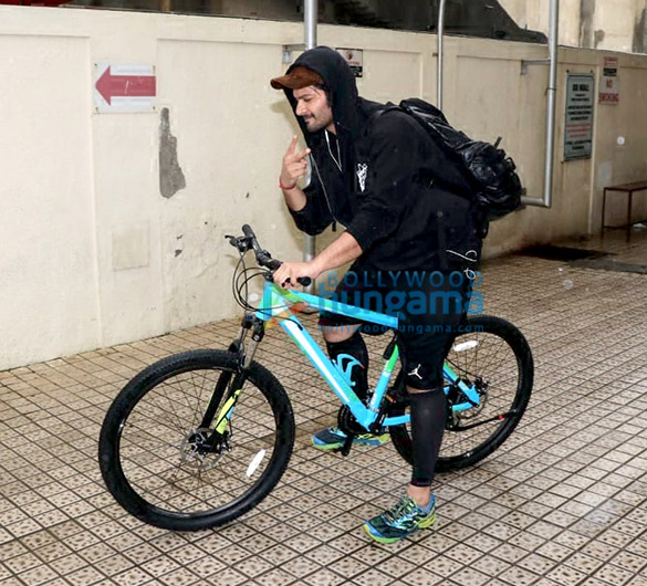 ali fazal snapped riding his bicycle in juhu 6