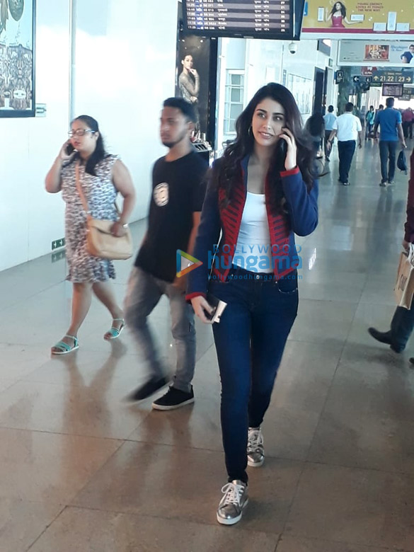 alia bhatt janhvi kapoor and others snapped at the airport 1 2